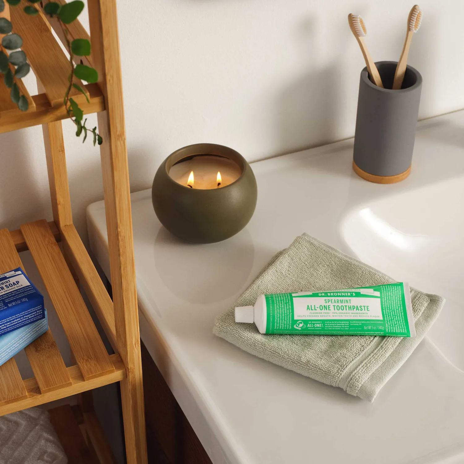 Dr. Bronner's All-One tandpasta 140 g mild spearmint